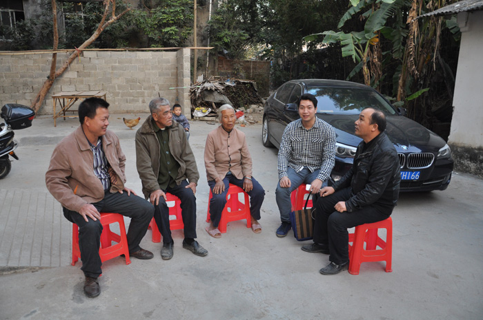 慰問(wèn)老共產(chǎn)黨員